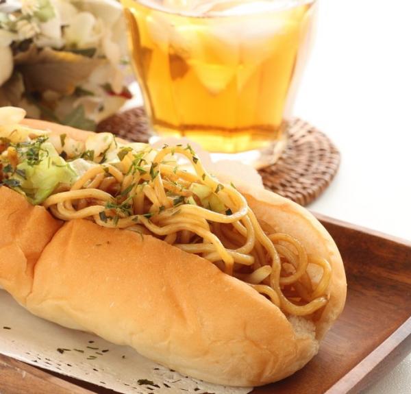 Sosisli Noodle Sandviç: Yakisoba Pan